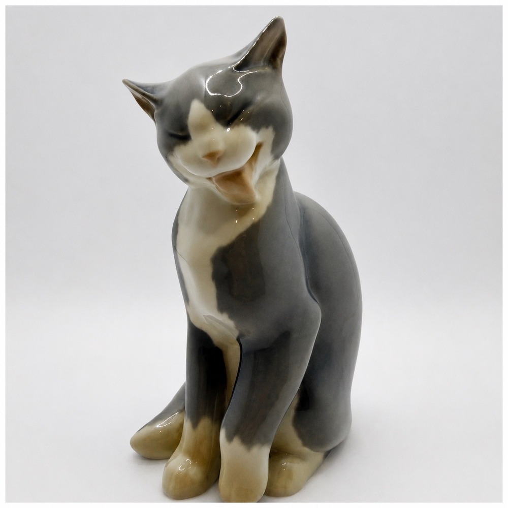 Vtg Bing & Grondahl B&G Porcelain Cat Figurine 2256 Grooming Gray White